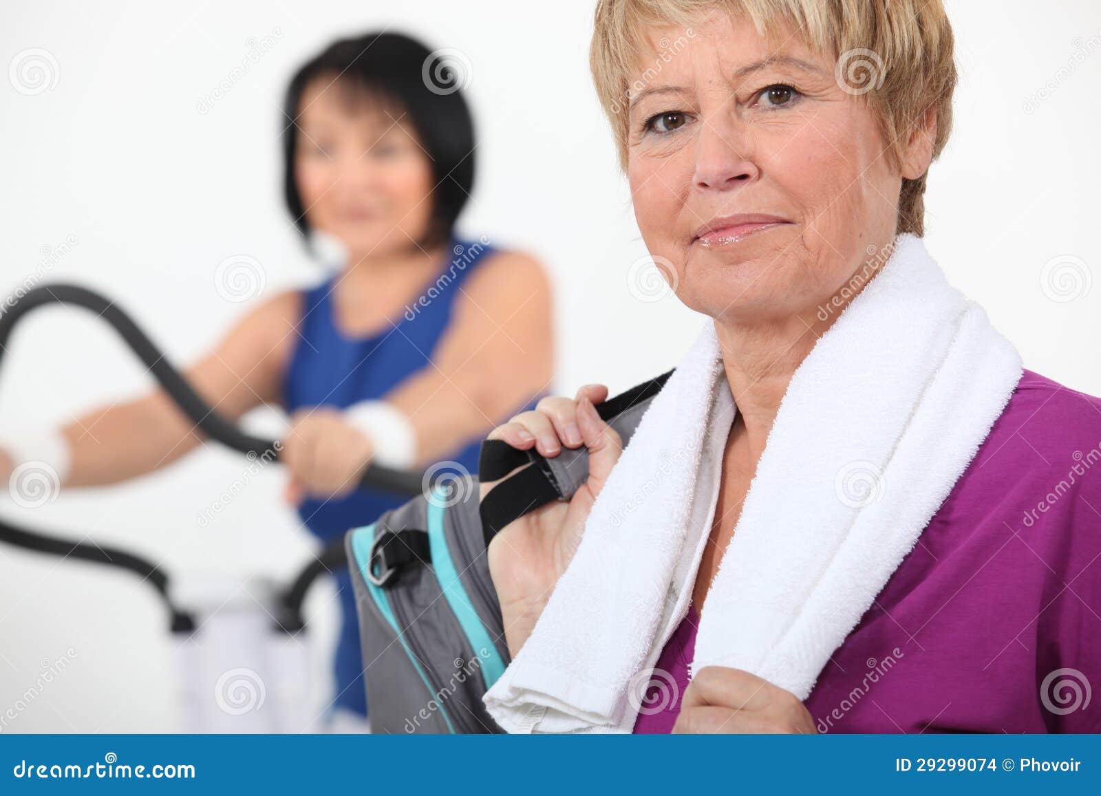 women-using-gym-equipment-29299074